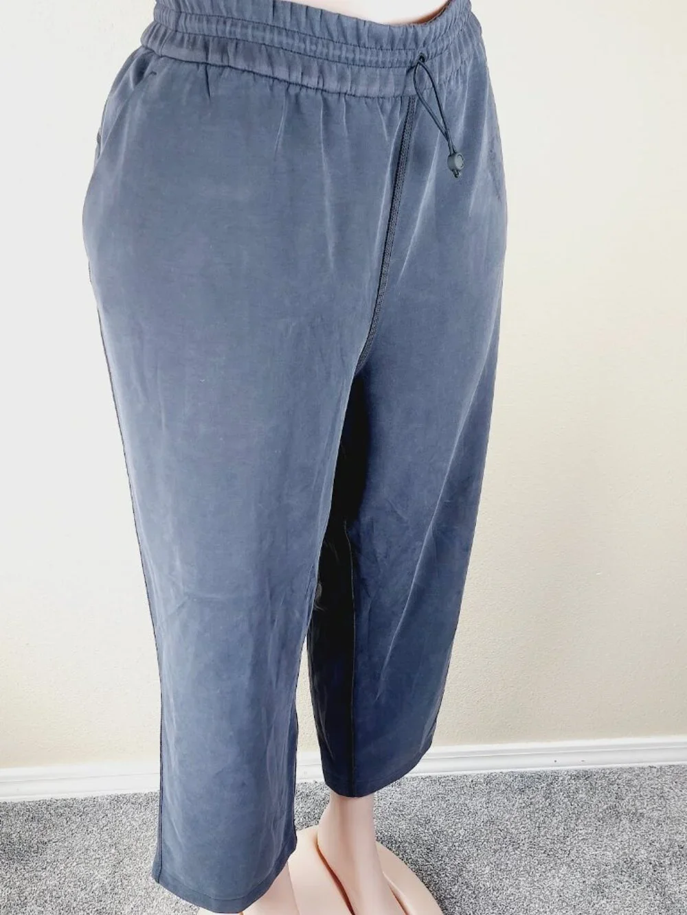 Lululemon Women's Black Softstreme High-Rise Pull-On Straight Crop Pants Size 18